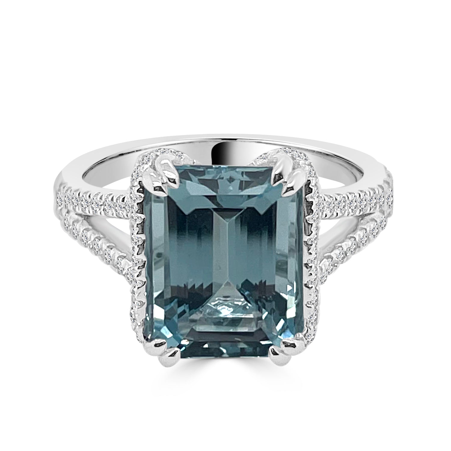 18 Karat White Gold Split Shank Ring with Stunning 3.77 Carat Aquamarine