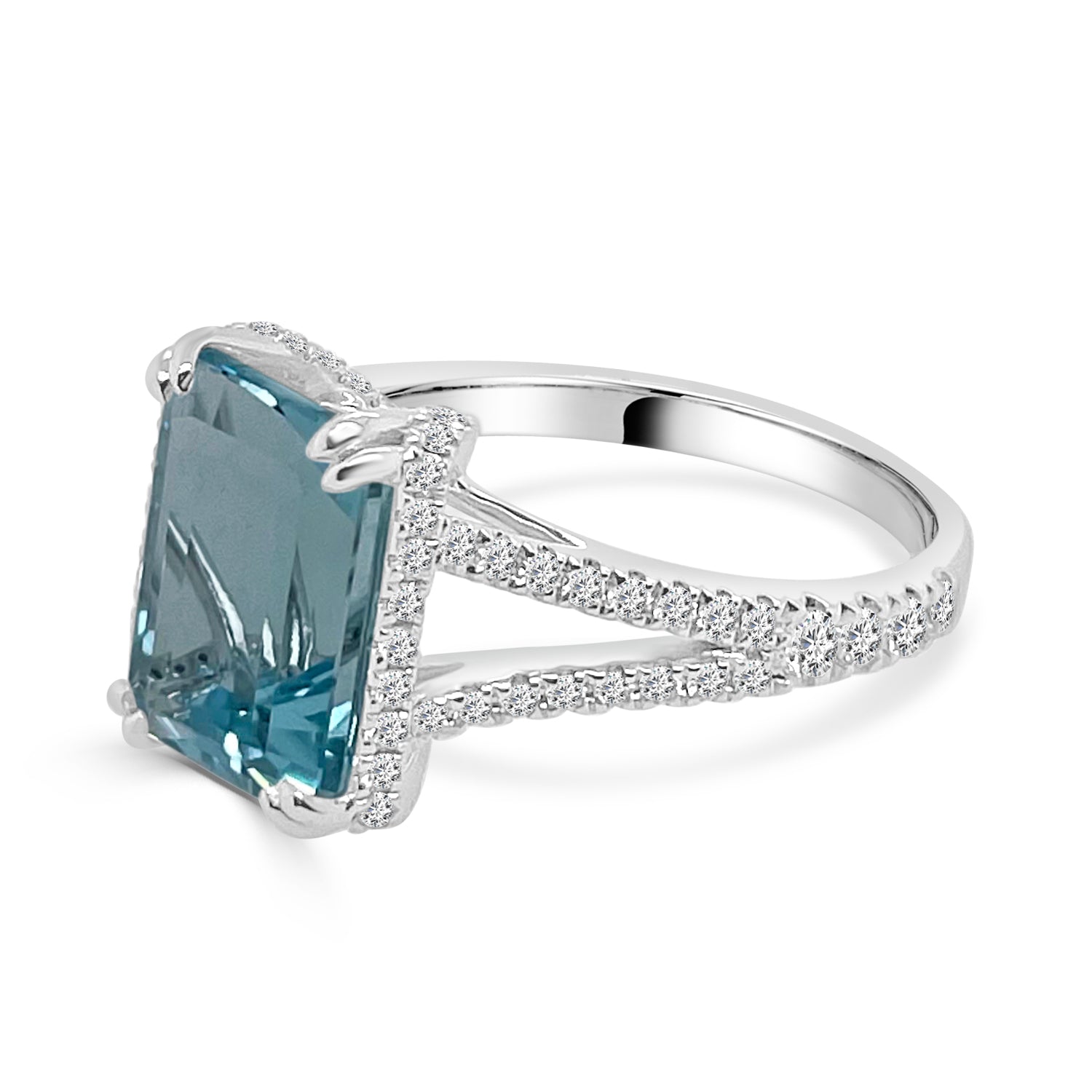 18 Karat White Gold Split Shank Ring with Stunning 3.77 Carat Aquamarine
