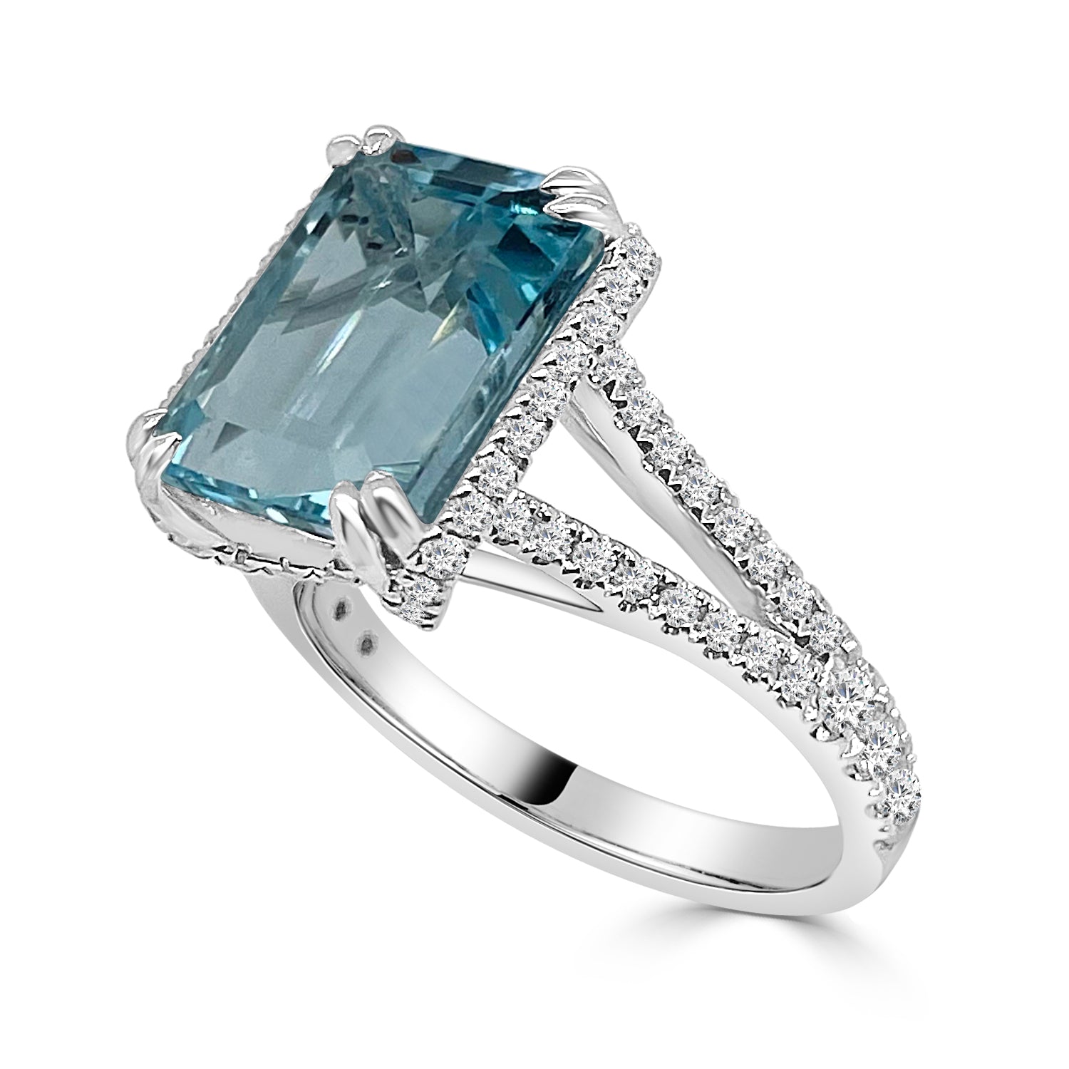 18 Karat White Gold Split Shank Ring with Stunning 3.77 Carat Aquamarine