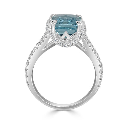 18 Karat White Gold Split Shank Ring with Stunning 3.77 Carat Aquamarine