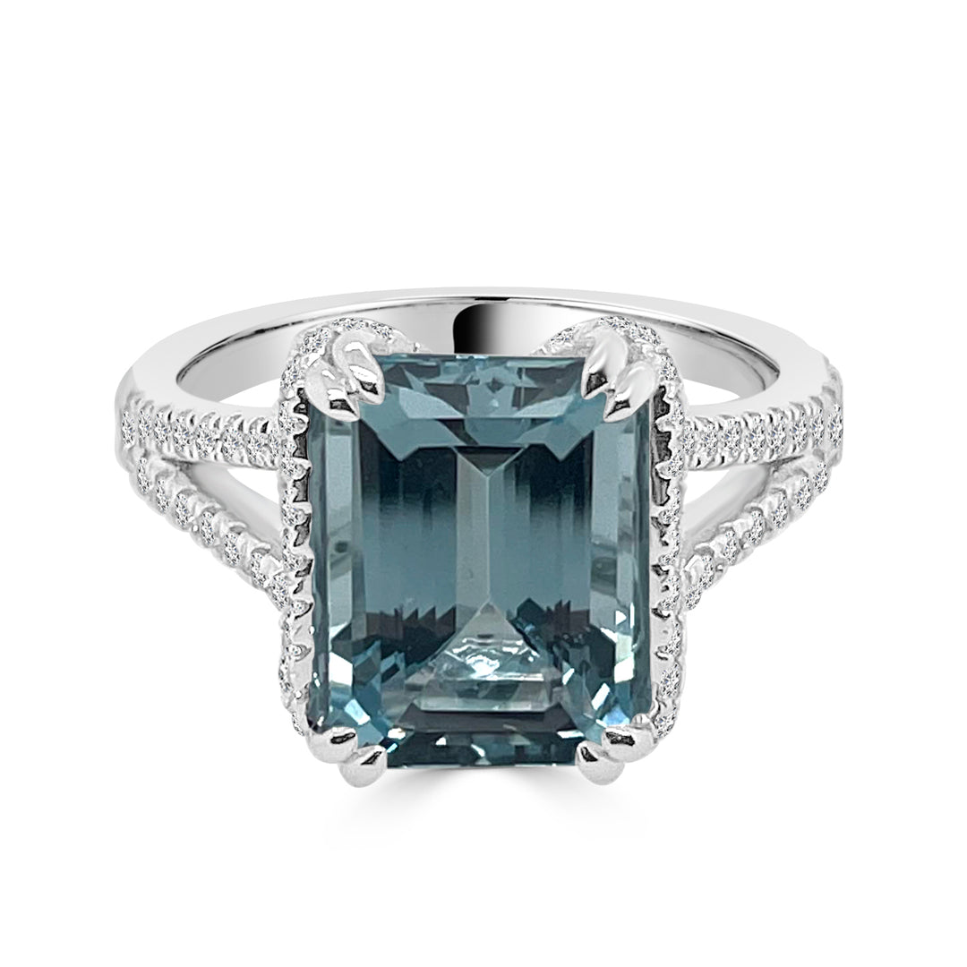 Elegant Split Shank Aquamarine Ring in 18 Karat White Gold - Shape: 3.77 Carat