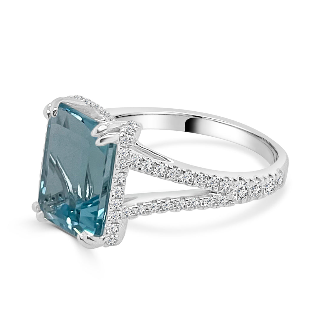 18 Karat White Gold Split Shank Ring with Stunning 3.77 Carat Aquamarine